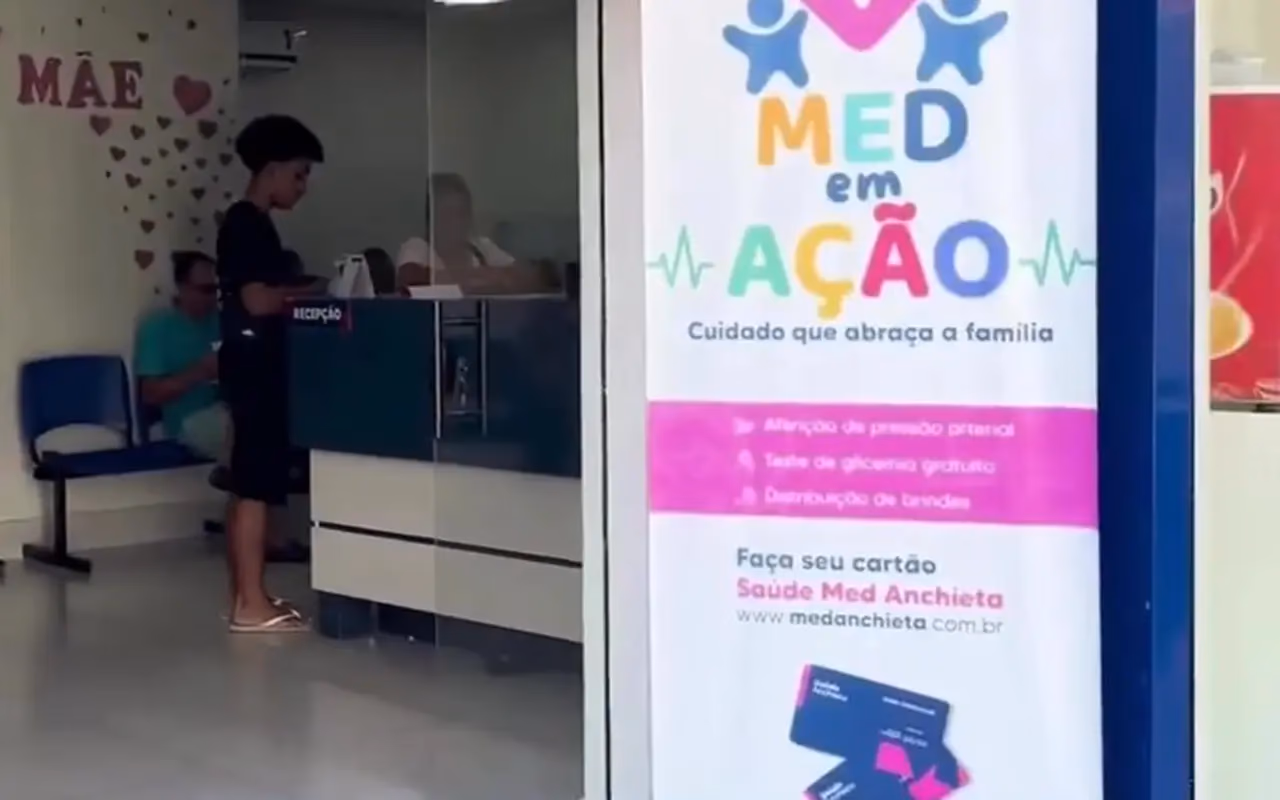 Banner do "MED em Ação" na recepção da clínica, com aferição de pressão e teste de glicemia gratuitos