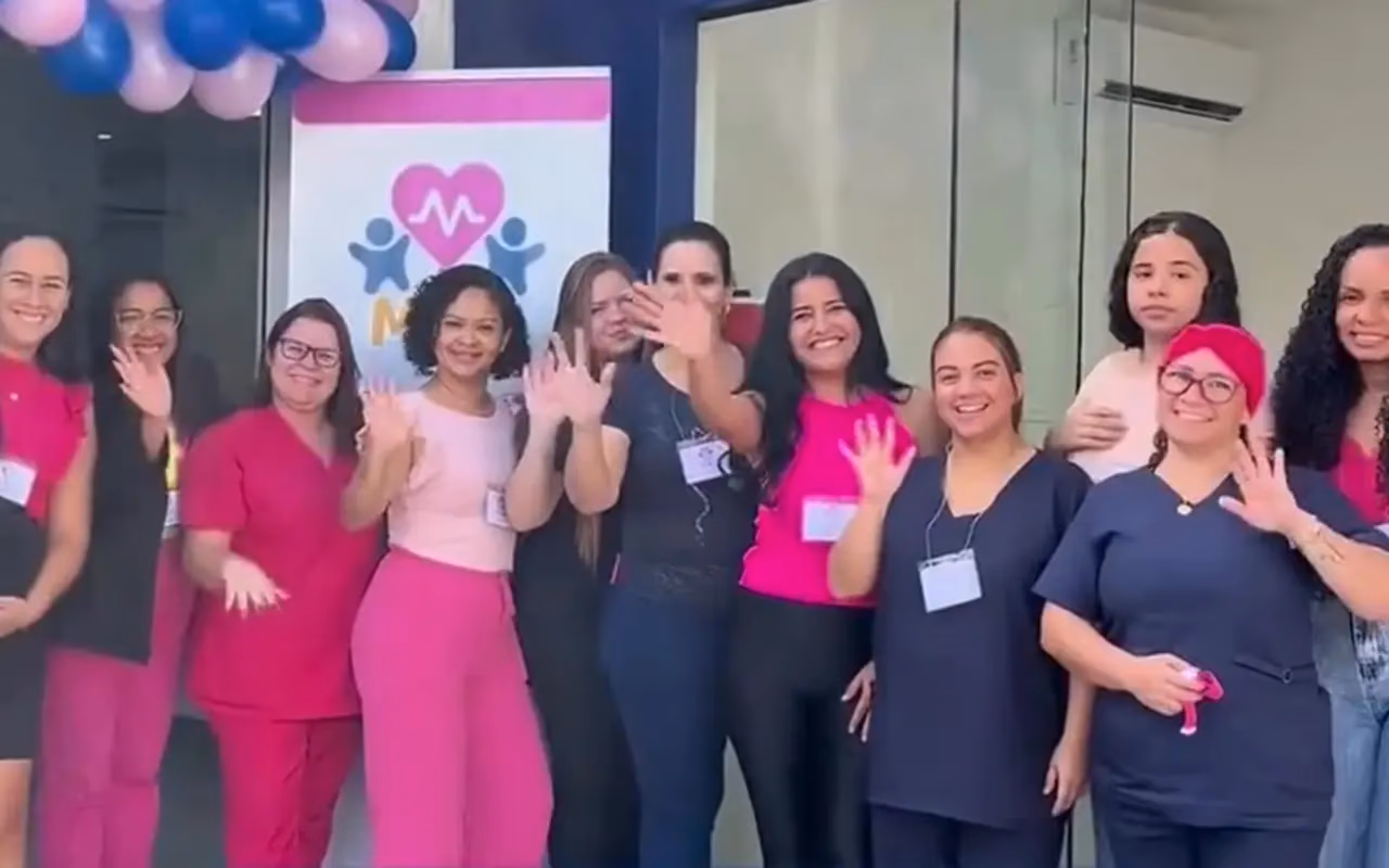 Equipe da Med Anchieta reunida em evento na clínica, com o banner "MED em Ação" ao fundo
