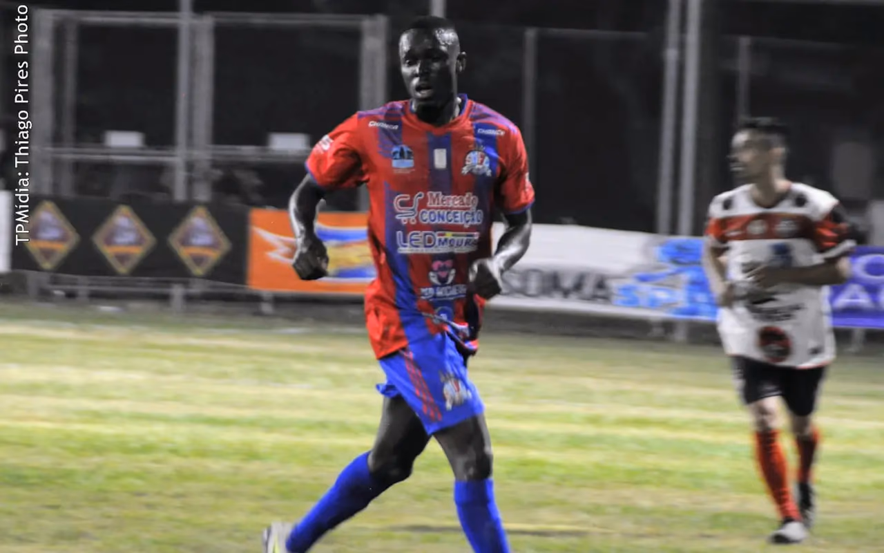 Jogador de futebol em campo durante partida apoiada pela Med Anchieta