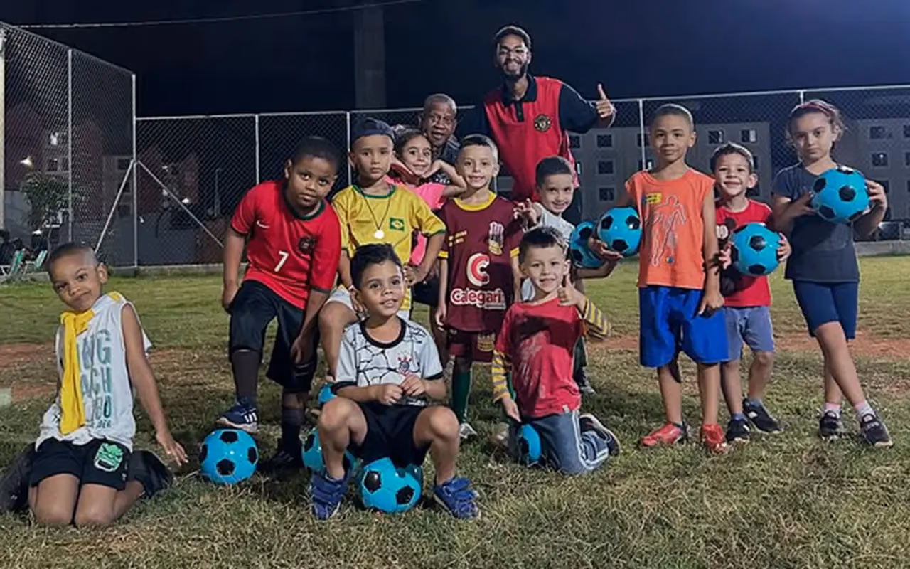 Time infantil de futebol apoiado pela Med Anchieta, em campo com as bolas do jogo