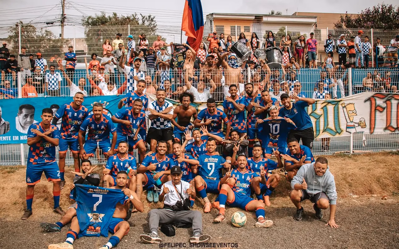 Time de futebol adulto patrocinado pela Med Anchieta comemorando com a torcida