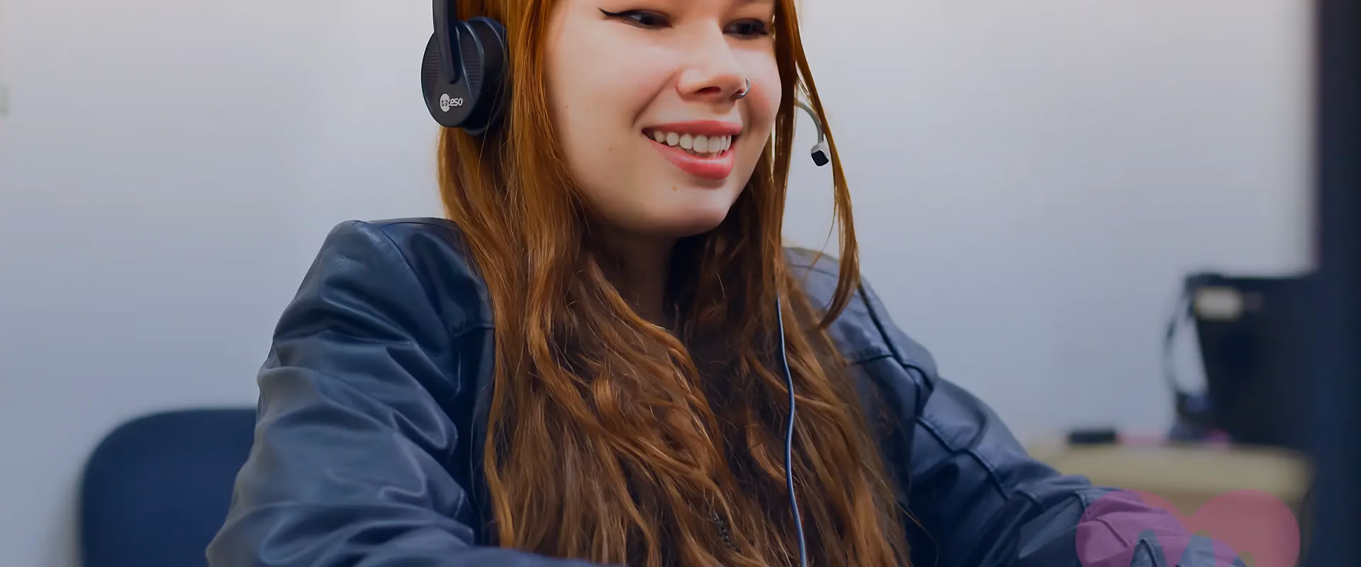 Atendente da Med Anchieta com headset, sorrindo durante uma ligação