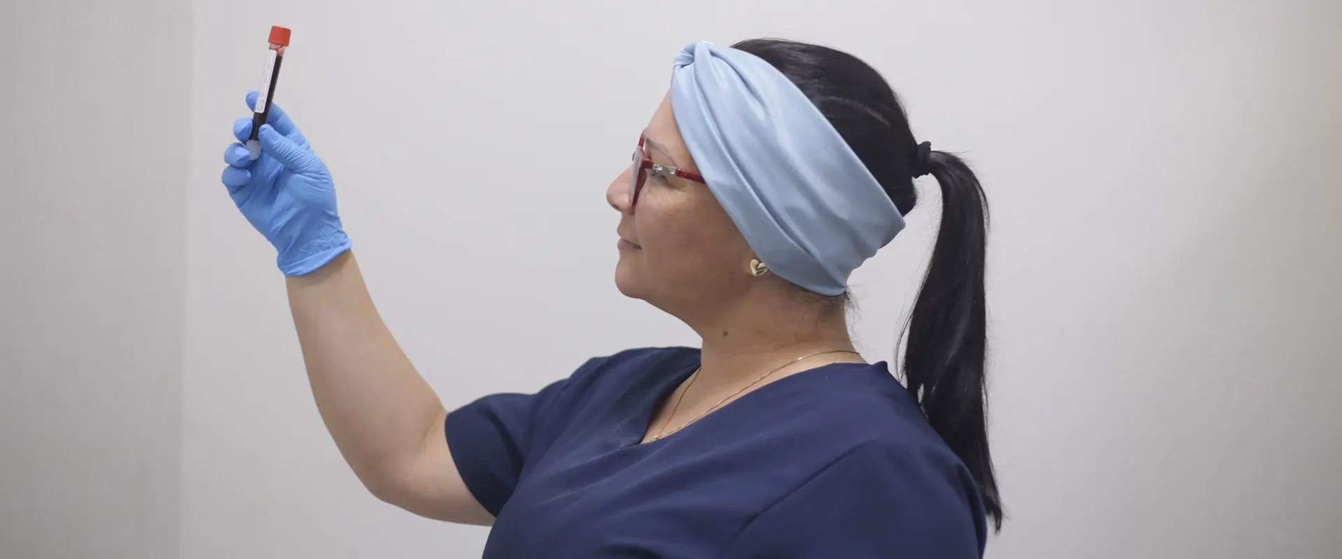 Profissional da Med Anchieta analisando uma amostra de exame de sangue
