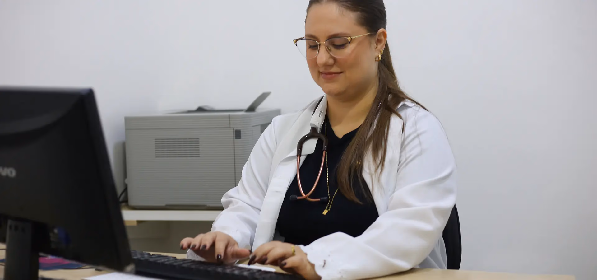 Médica da Med Anchieta durante atendimento no consultório