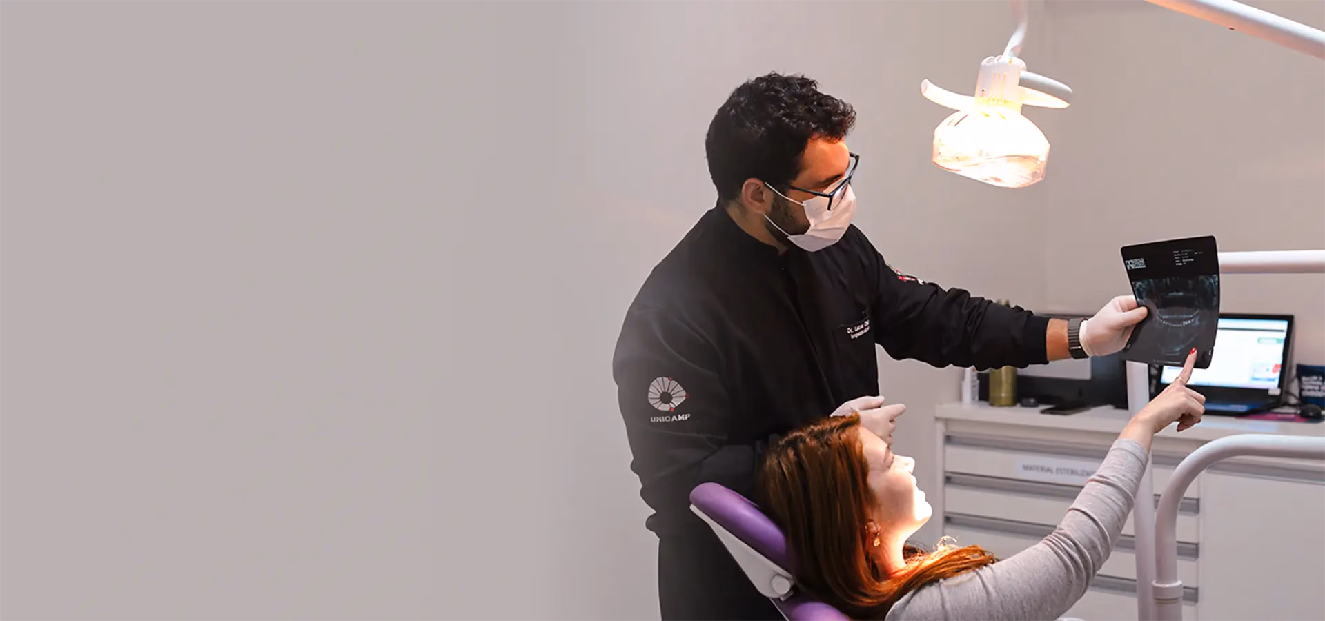 Dentista parceiro mostrando radiografia para paciente