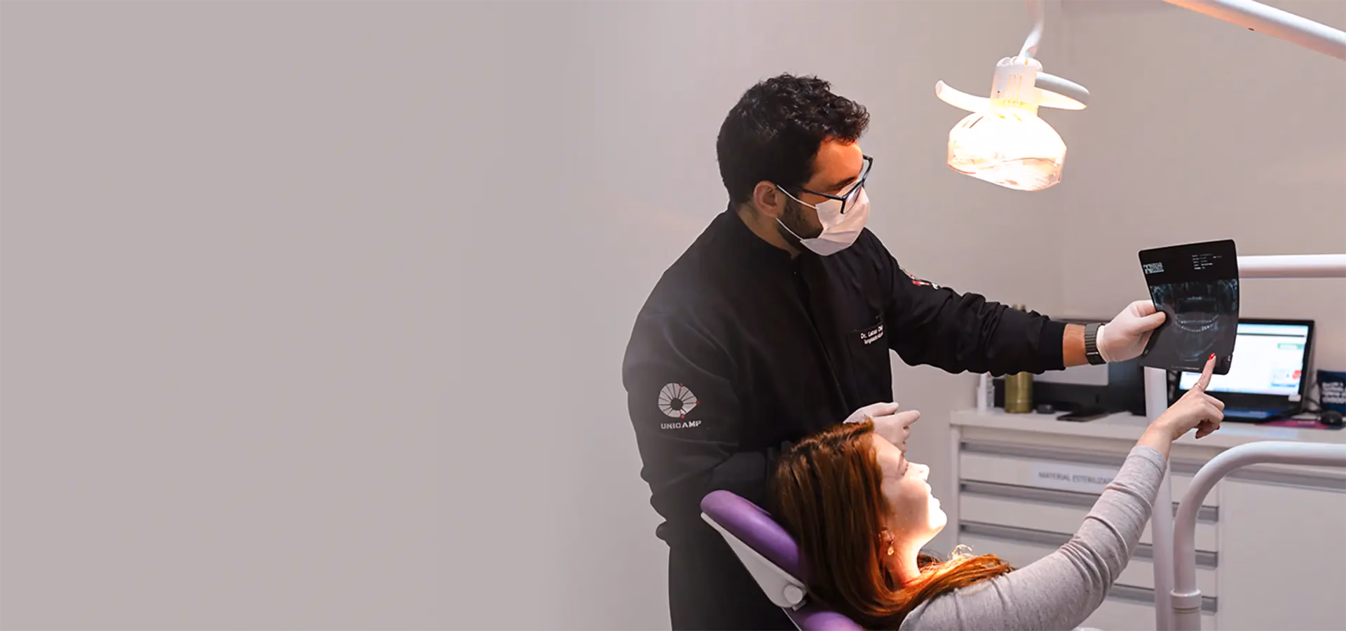 Dentista parceiro da Med Anchieta em atendimento odontológico