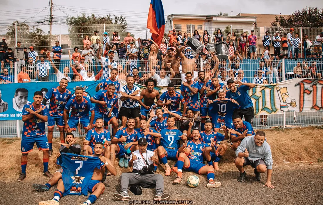 Torcida do Só Maloka Futebol Clube nas arquibancadas, com a faixa "Anchieta Nova Geração"