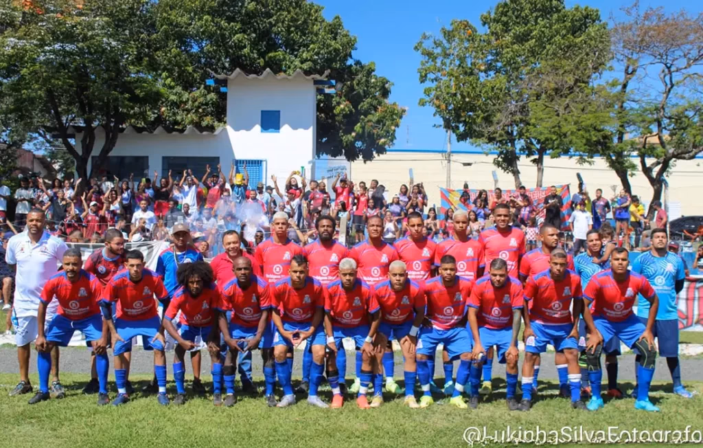 Time do Só Maloka Futebol Clube perfilado em campo antes da partida