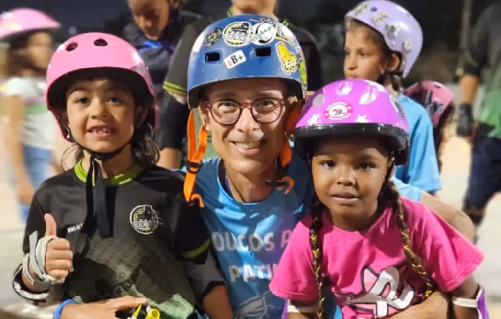 Duas crianças sorrindo com capacetes de patinação decorados