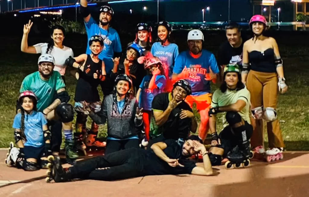 Monitores do Loucos por Patins acompanhando uma criança durante a patinação noturna