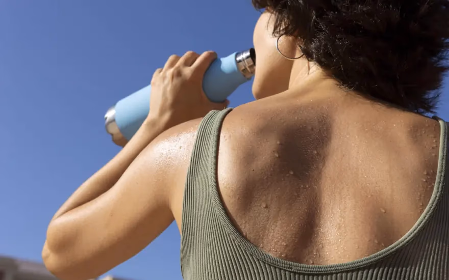Mulher idosa medindo a própria temperatura em dia de calor